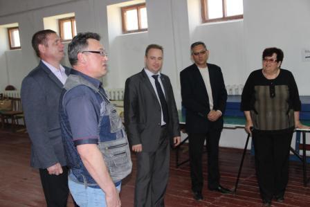 Евгений Ильин поздравил с новосельем членов клуба для инвалидов «Успех»